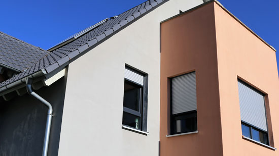 Baie vitrée avec volet roulant gris anthracite