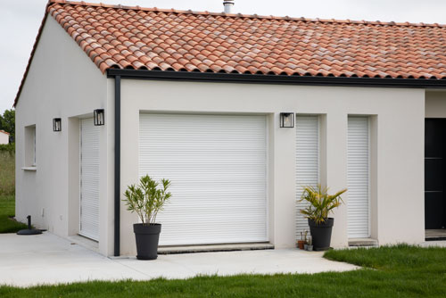 Baie vitrée avec volet roulant gris anthracite